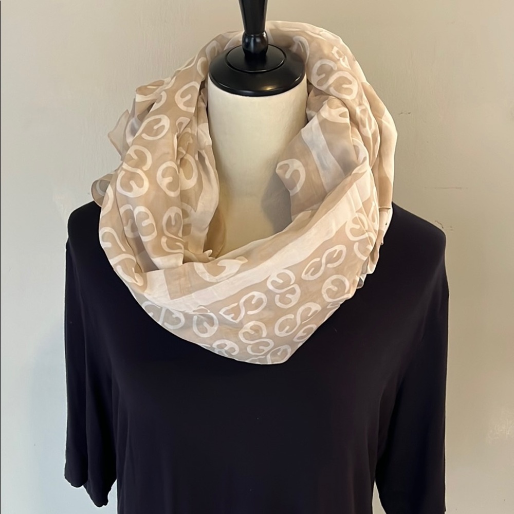 Elegant Escada Beige Patterned Scarf